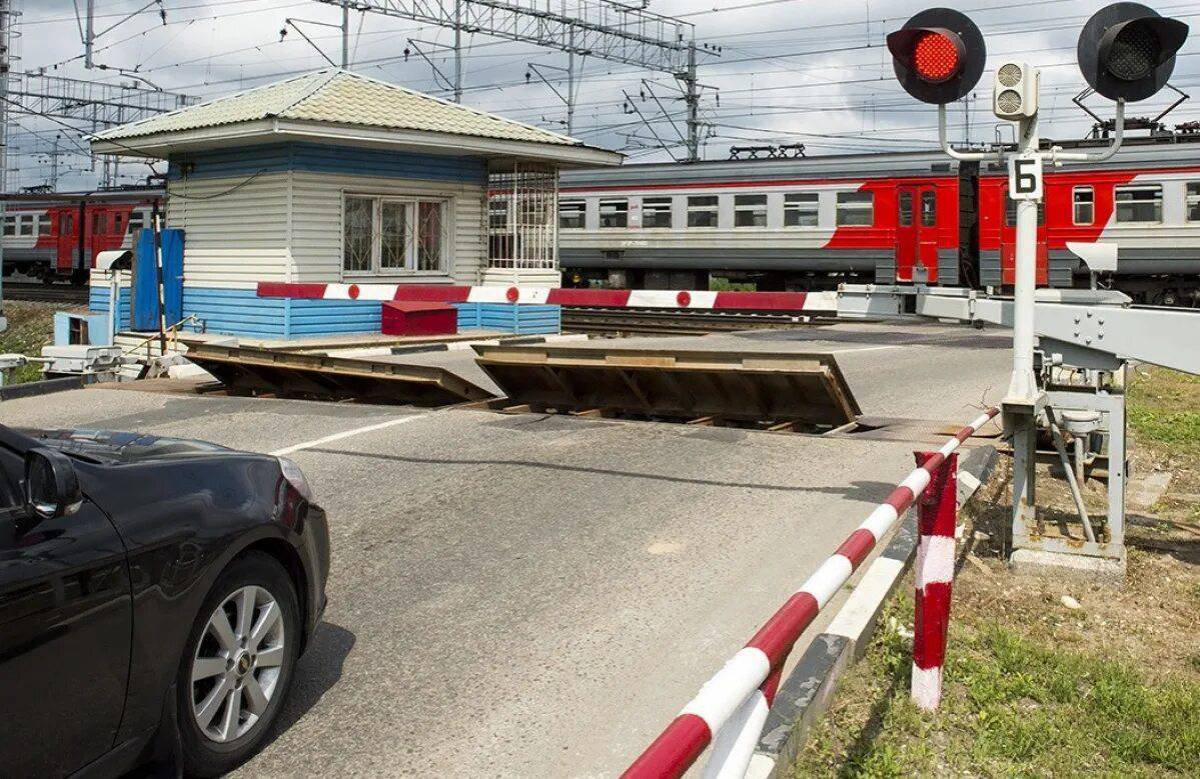 Веб камера жд переезд томск. Богандинский ЖД переезд Титова. Шлагбаум УЗП. Железнодорожный переезд Глазов. Шлагбаум Железнодорожный.